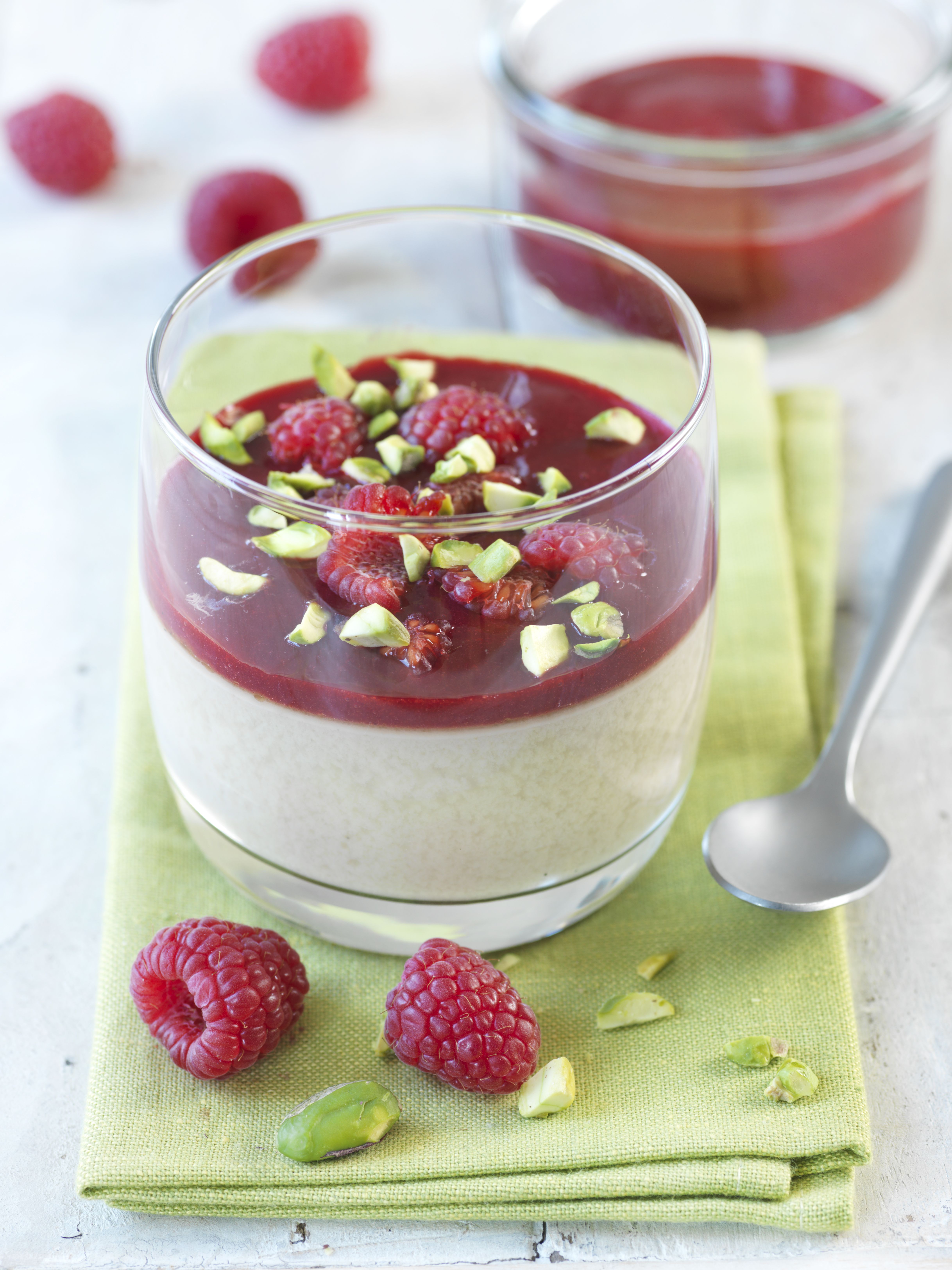 Panna cotta au lait d'avoine, coulis de framboises et pistaches Panna cotta au lait d'avoine, coulis de framboises et pistaches